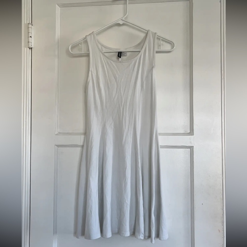 Size 6 white Divided dress! In good condition (not new).